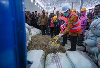 Rohidin Mersyah saat resmikan pabrik milik PT. Citra Kopi Bengkulu di Bengkulu Tengah, Kamis (13/12/18).