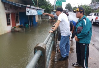 Gubernur Bengkulu Rohidin Mersyah saat meninjau salah satu lokasi yang terkena banjir di Tanjung Jaya, Kecamatan Sungai Serut, Kota Bengkulu.