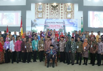 Kongres Ikatan Keluarga Alumni Pendidikan Tinggi Kepamongprajaan (IKAPTK) pertama di Gedung serbaguna Pemprov Bengkulu, Sabtu(1/12). 