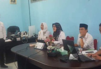 Kepala Bidang E-Goverment Dinas Kominfo dan Persandian Kota Bengkulu Erika Eriesanti Memberikan Bimtek 