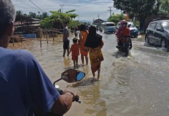 Banjir merendam jalan raya dan rumah warga Tanjung Agung