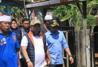 Walikota Helmi Hasan saat meninjau lokasi banjir