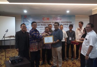 Ketua Dewan Pers sat memberikan penghargaan