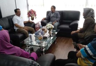 Wawali Dedy Wahyudi saat menemui pihak manajemen bank