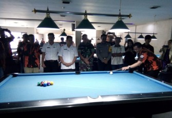 Erlan Oktriandi saat membuka turnamen biliar