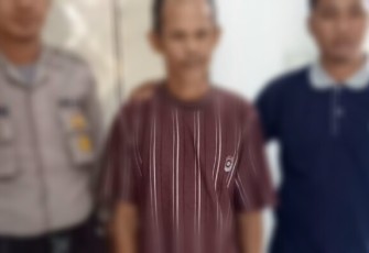 Pelaku (tengah) saat diamankan polisi