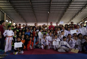 Foto bersama, Gubernur Bengkulu Rohidin Mersyah usai membuka kejuaraan Karate Al Fida II 2018