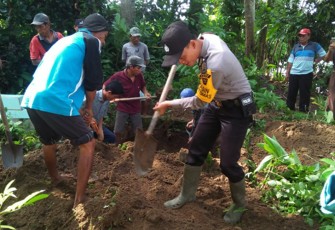 Pembongkaran makam untuk dipindahkan