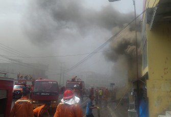 Petugas Damkar Berupaya Padamkan Api 