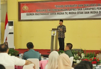 Gubernur Bengkulu Rohidin Mersyah saat menghadiri dialog interaktif dan deklarasi damai bersama tim pemenangan pasangan Capres dan Cawapres, OKP, OKM, Elemen Masyarakat serta media massa.  
