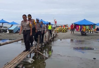 Kapolda Bengkulu, Brigadir Jenderal Polisi (Brigjen Pol) Drs Coki Manurung SH., M.Hum saat melakukan peninjauan di Pantai Jakat