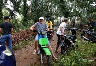 Plt Bupati Gusnan Mulyadi saat bergegas meninjau lokasi memggunakan sepeda motor