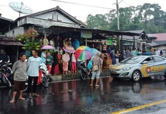 Saat kejadian warga berkerumun dikediaman korban. Foto: FB Alvin Nurdin 