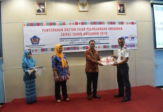 Penyerahan DIPA oleh Sekretaris Daerah mewakili Bupati Mukomuko kepada Satuan Kerja didampingi oleh Kepala KPPN Mukomuko
