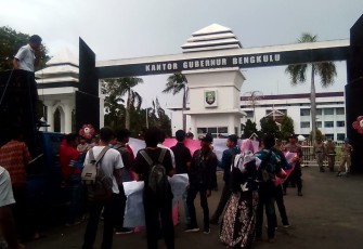 Pendemo saat menggelar aksi di depan Kantor Gubernur Bengkulu