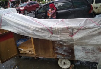 Gerobak yang dipakai Tarmizi untuk tempat tinggal