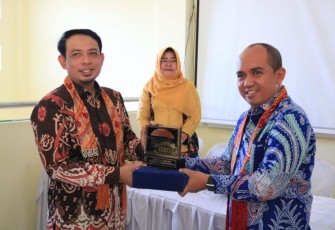 Penyerahan cindra mata 