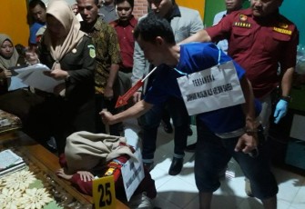 Tersangka menikam korban dengan pisau
