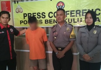 Pelaku saat diamankan polisi