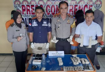 Kabag Ops Polres BU AKP Januari Sutirto, SH, didampingi oleh Kasat Resnarkoba AKP Rahmad Hadi Fitrianto, SH., S.IK., KBO Resnarkoba Ipda Malik Hevri SH., Serta Kasi Humas Polres BU Ipda Nofriyanti pada saat konferensi pers di selasar Mapolres BU Rabu (16/01).