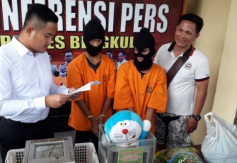 Polisi saat konferensi pers tersangka dan barang bukti