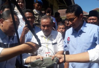 Cawapres Sandiaga Uno saat hendak berwudhu di Sumur Tua Rumah Pengasingan Bung Karno.