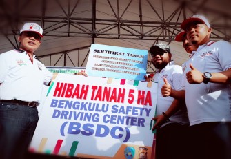 Secara simbolis, penyerahan lahan oleh Walikota Bengkulu, H. Helmi Hasan, SE kepada Kapolda Bengkulu Brigjen Pol. Drs. Supratman, MH saat acara puncak Millenial Safety Road Festival yang digelar di Sport Centre, Pantai Panjang, Kota Bengkulu, Minggu (10/2) pagi.