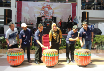 Mewakili Gubernur Bengkulu, Asisten II Setda Provinsi Bengkulu Yuliswani hadir dan membuka secara resmi Festival Band dan Mural Gravity.
