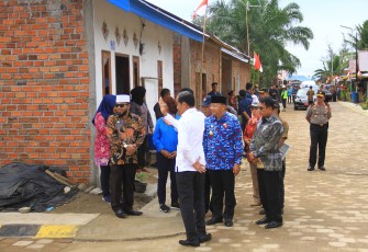 Presiden Jokowi tinjau penataan kawasan pemukiman nelayan tepi air, Kampung Sumber Jaya Kota Bengkulu.