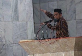 Ustaz Adi Hidayat saat Tabligh Akbar dalam rangka Tanwir Muhammadiyah di Masjid Akbar At Taqwa, Anggut, Kamis (14/2/2019).