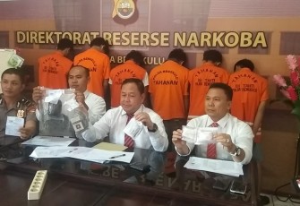 Kasubdit ll Ditresnarkoba Polda Bengkulu, Komisaris Polisi (Kompol) Milian Aziz dalam eksposenya di Mapolda Bengkulu, Senin (18/2/19)