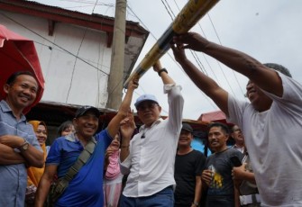Plt Bupati Bengkulu Selatan Gusnan Mulyadi Buka Portal Jalan Masuk Pasar Ampera Manna 