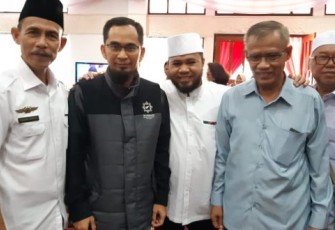 Wali Kota Helmi Hasan Dan  Ustaz Adi Hidayat Saat Tiba Di Bandara Fatmawati Soekarno