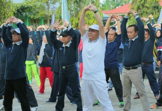 Gubernur Bengkulu Rohidin Mersyah senam germas bersama siswa siswi SMPN 1 Ujan Mas Suro Baru Kabupaten Kepahiang.