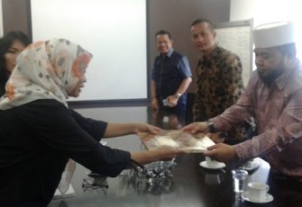 Wali Kota Bengkulu Helmi Hasan Menyerahkan Proposal Kepada Kasubid Kemendagri Sarana dan Prasarana Grace