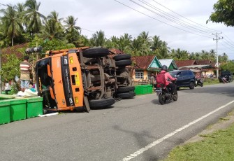 Kondisi truk Fuso saat terbalik