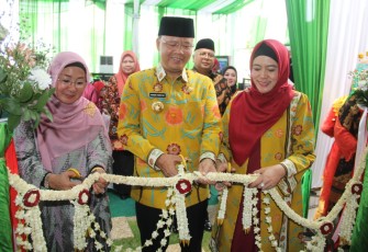 Gubernur dan istri saat meresmikan Martha Tilaar Salon Day Spa Bengkulu