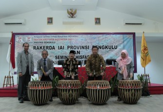 Staf Ahli Gubernur bidang Kemasyarakatan dan Kesra Soemarno hadiri Rakerda Ikatan Apoteker Indonesia.