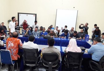 Pertemuan warga Teluk Sepang, PT TLB, Pelindo dan Pembrov Bengkulu, yang ditengahi oleh Polres Bengkulu melalui Wakapolres.