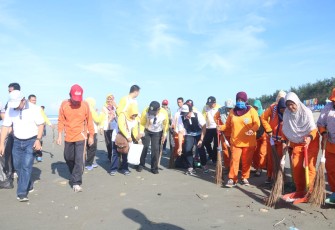 Wakil Wali Kota Bengkulu Dedy Wahyudi Besih-Bersih Pantai Panjang Dengan ASN Dilingkungan Pemkot Bengkulu 