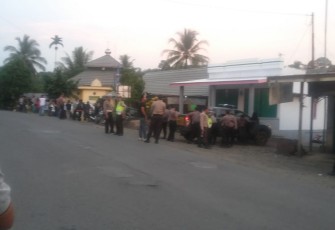 Aparat Kepolisian dari Polres Bengkulu Utara Berjaga