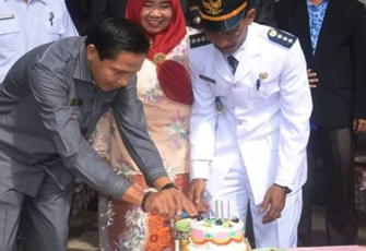 Potong kue HUT ke 14 Kecamatan Luas oleh Bupati Kaur Gusril Pausi, S.Sos 