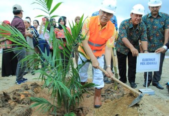 Gubernur Bengkulu Rohidin Mersyah saat berkunjung ke Perusahaan Perkebunan Ciputra Plantion Indonesia PT. Ciptamas Bumi Selaras, di Desa Ulak Pandan, Kecamatan Nasal, Kabupaten Kaur,(12/4/2019).