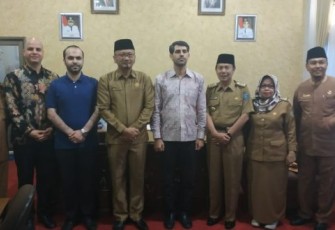 Sekretaris Daerah Kota Bengkulu Marjon dan Perwakilan Investor Iran Foto Bersama 