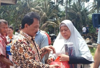 Bupati Bengkulu Tengah Dr. H. Ferry Ramli, SH, MH Berikan Bantuan 