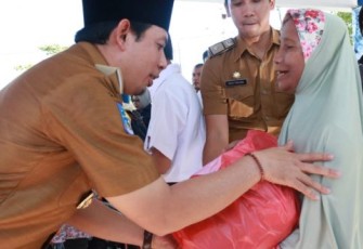 Wakil Wali Kota Bengkulu Dedy  Wahyudi Berikan Bantuan 