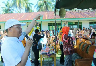 Gubernur Bengkulu Rohidin Mersyah Ajak Anak-Anak Minum Susu Bersama 