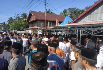 Masyarat Kaur saat melayat di rumah duka