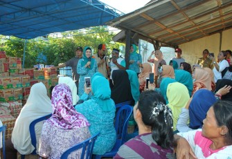 Ketua PT PKK Provinsi Bengkulu Derta Wahyulin Salurkan Bantuan Kepada Korban Banjir 