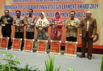 Kepala Dinas Kesehatan Kota Bengkulu  Susilawaty Peroleh Penghargaan Indonesian Women Inspiring in Development Award 2019
